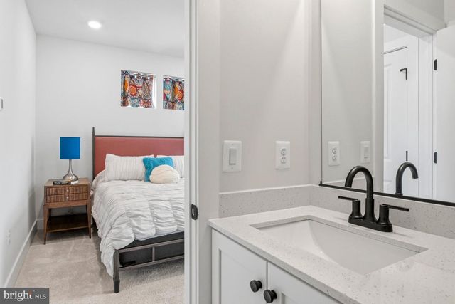 100 GLASS LN, Baltimore, MD 21230