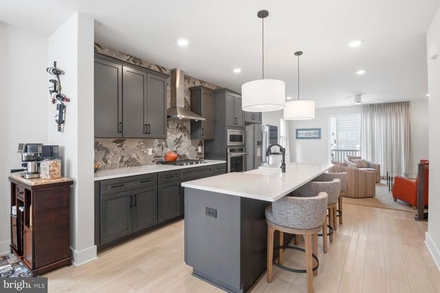 100 GLASS LN, Baltimore, MD 21230