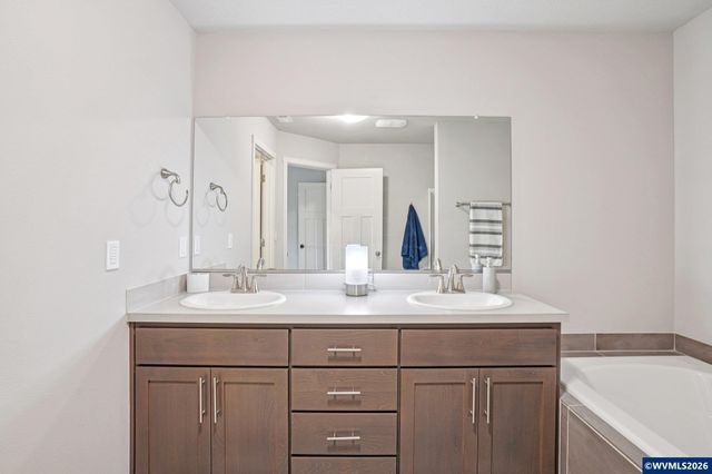 1933 NW Kent St St, Mcminnville, OR 97128