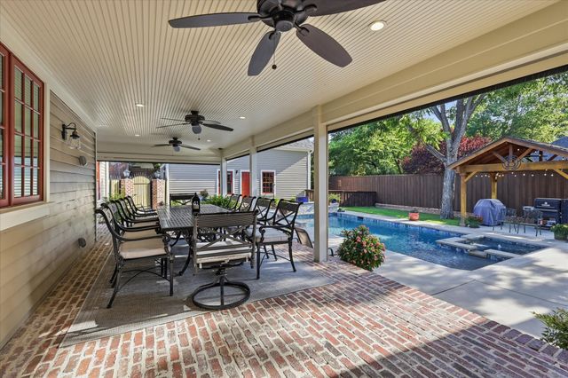 426 E Texas Street, Grapevine, TX 76051