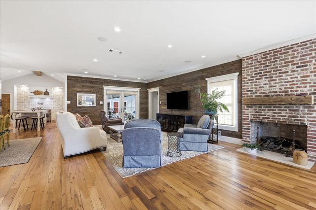 426 E Texas Street, Grapevine, TX 76051