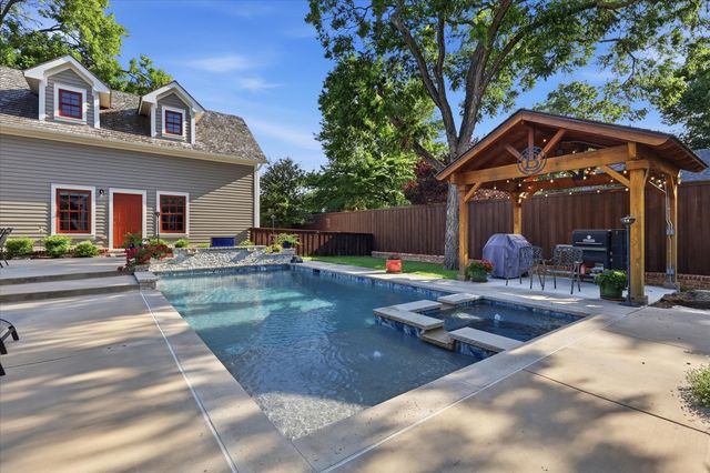 426 E Texas Street, Grapevine, TX 76051