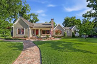 426 E Texas Street, Grapevine, TX 76051
