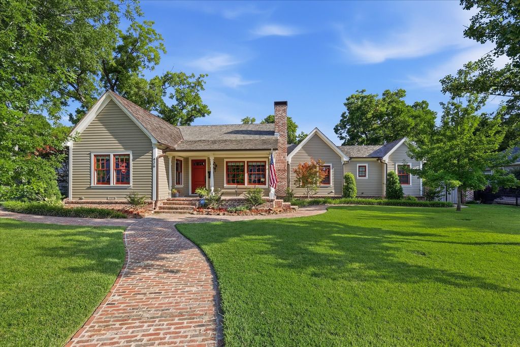 426 E Texas Street, Grapevine, TX 76051