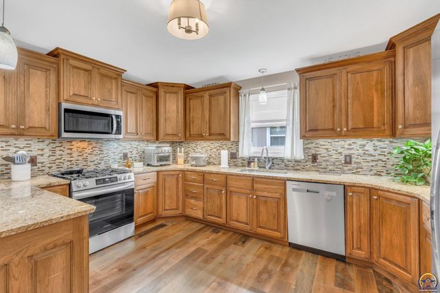3319 SW 44th St, Topeka, KS 66610