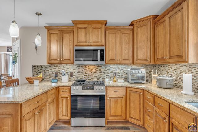 3319 SW 44th St, Topeka, KS 66610
