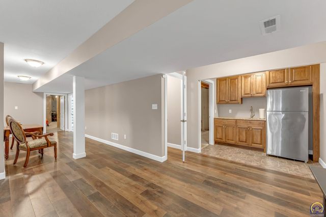 3319 SW 44th St, Topeka, KS 66610