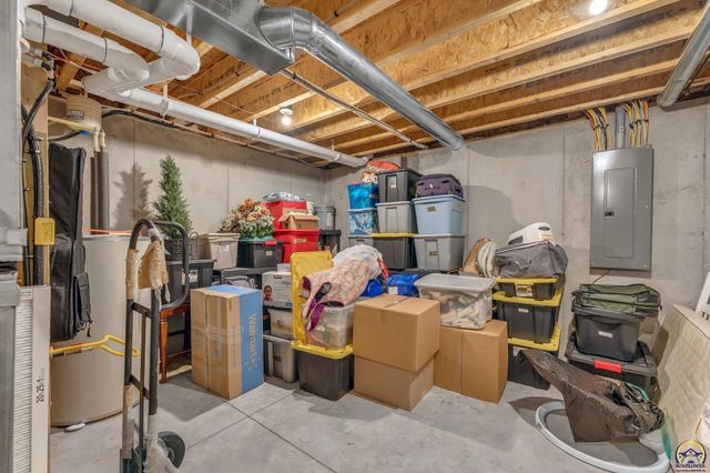 3319 SW 44th St, Topeka, KS 66610