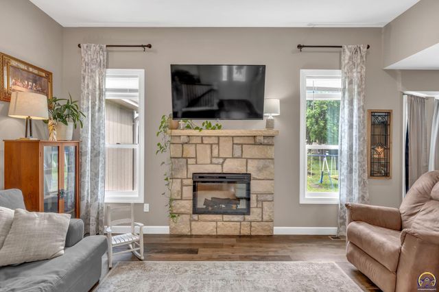 3319 SW 44th St, Topeka, KS 66610