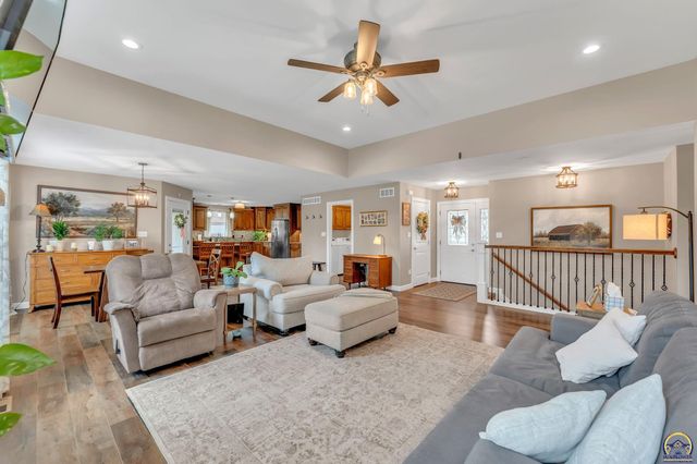 3319 SW 44th St, Topeka, KS 66610