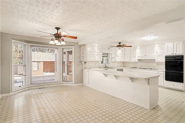 8566 Shoreline Drive, Jonesboro, GA 30236