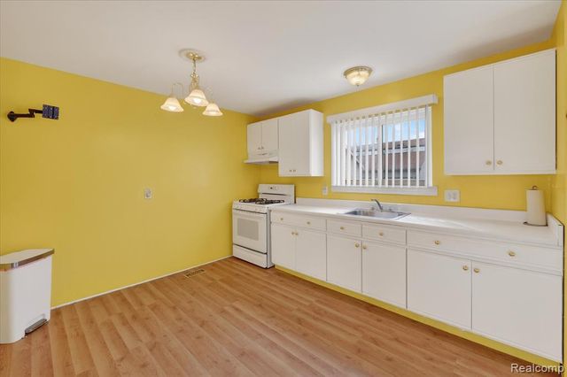 20814 Hunt Drive, Roseville, MI 48066