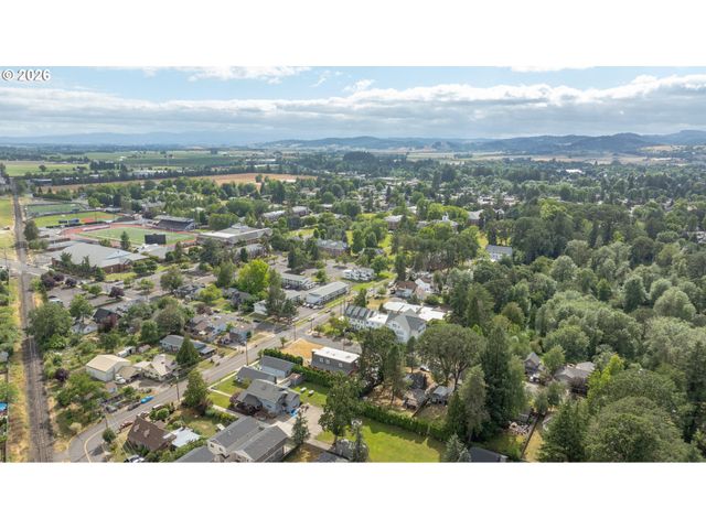 928 Se DAVIS St, Mc Minnville, OR 97128