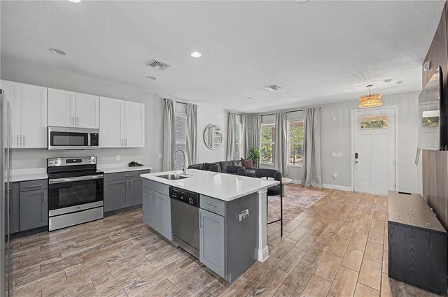 2126 W SPRUCE STREET, Tampa, FL 33607