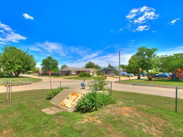 1000 NW 9th Street, Moore, OK 73160