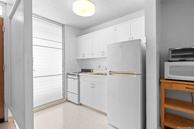 2328 Seaview Avenue 405, Honolulu, HI 96822
