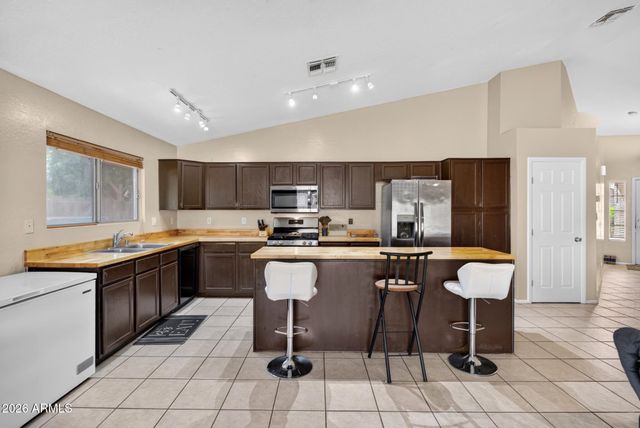 8756 W LONE CACTUS Drive, Peoria, AZ 85382