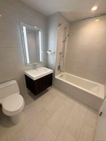 131-05 40TH Road 15D, Flushing, NY 11354