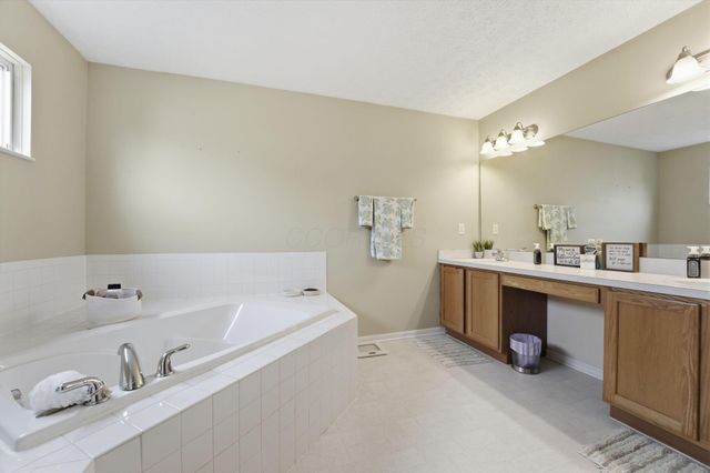 6895 Kellogg Drive, Powell, OH 43065