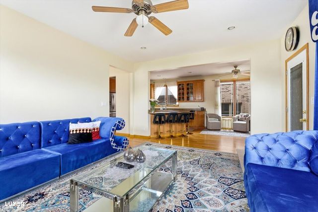 5900 W 90TH Street, Oak Lawn, IL 60453