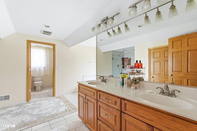 5900 W 90TH Street, Oak Lawn, IL 60453
