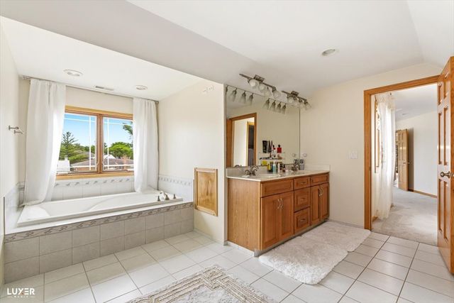5900 W 90TH Street, Oak Lawn, IL 60453