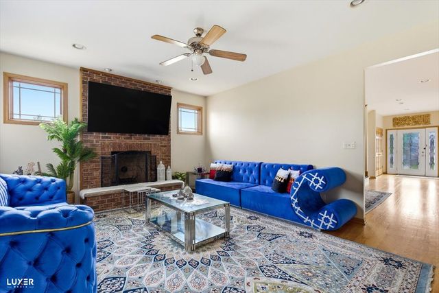 5900 W 90TH Street, Oak Lawn, IL 60453