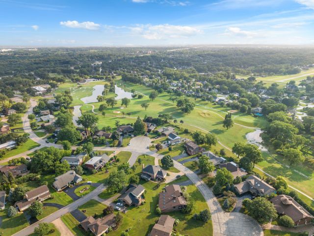 8430 Carriage Green Drive, Darien, IL 60561