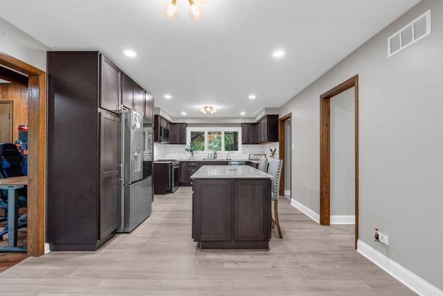 8430 Carriage Green Drive, Darien, IL 60561