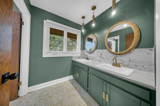 8430 Carriage Green Drive, Darien, IL 60561
