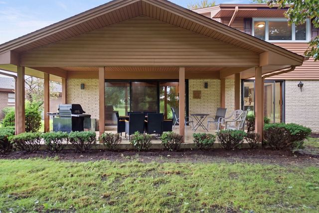 8430 Carriage Green Drive, Darien, IL 60561