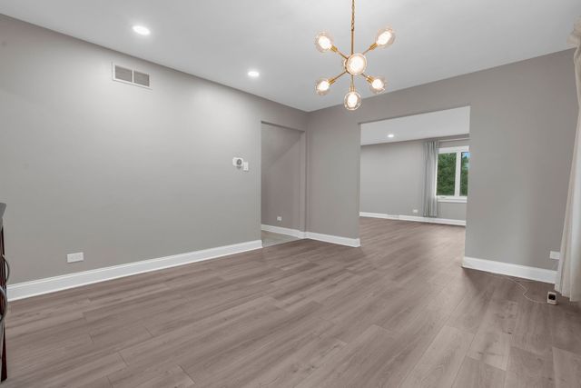 8430 Carriage Green Drive, Darien, IL 60561