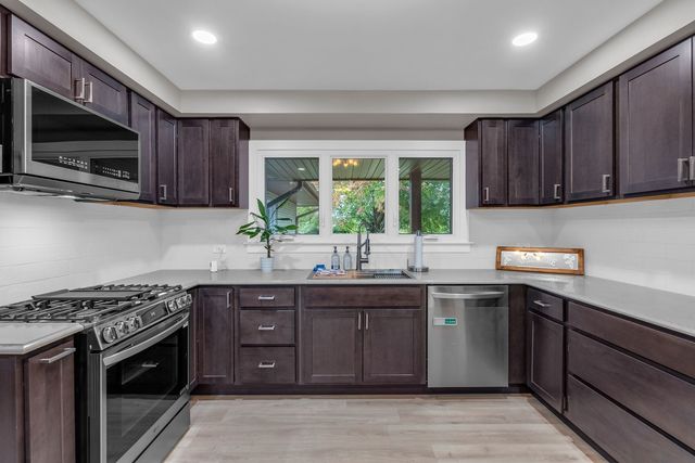 8430 Carriage Green Drive, Darien, IL 60561