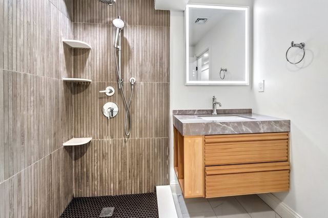 123 Mount Vernon Street 1, Newton, MA 02465