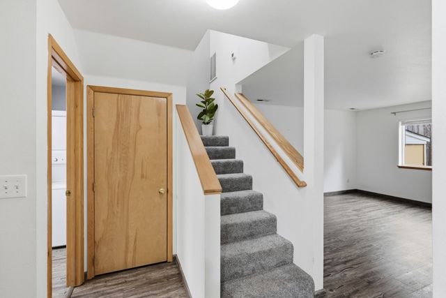 467 Tulipan Way, Talent, OR 97540