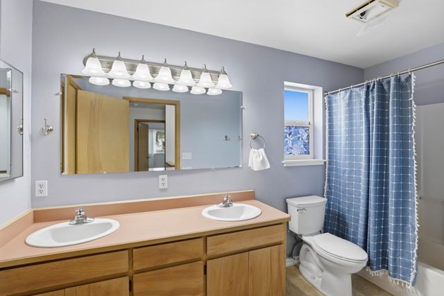 467 Tulipan Way, Talent, OR 97540