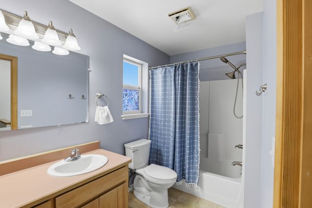 467 Tulipan Way, Talent, OR 97540