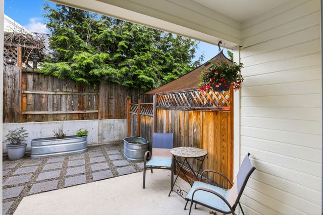 467 Tulipan Way, Talent, OR 97540