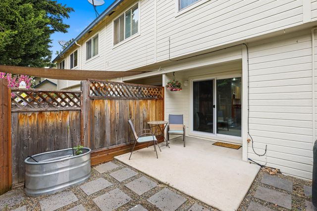 467 Tulipan Way, Talent, OR 97540