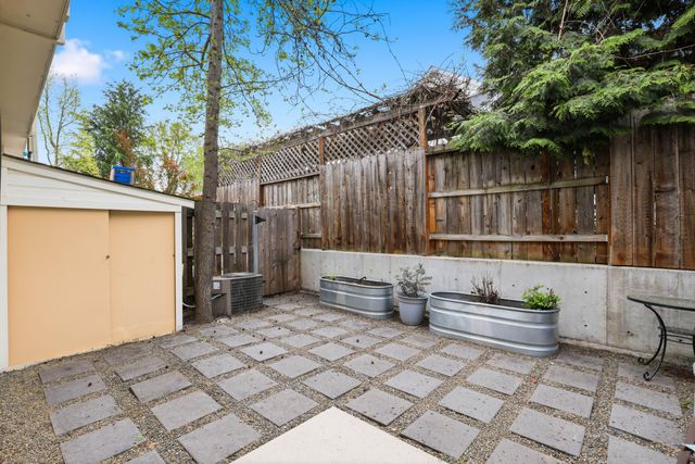 467 Tulipan Way, Talent, OR 97540