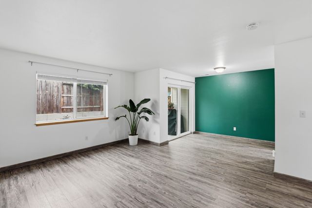 467 Tulipan Way, Talent, OR 97540