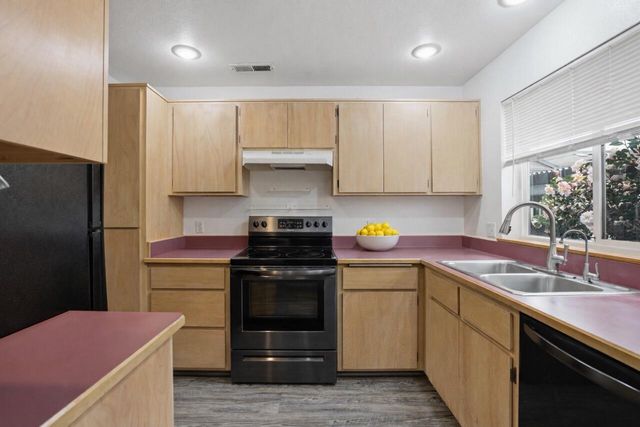 467 Tulipan Way, Talent, OR 97540