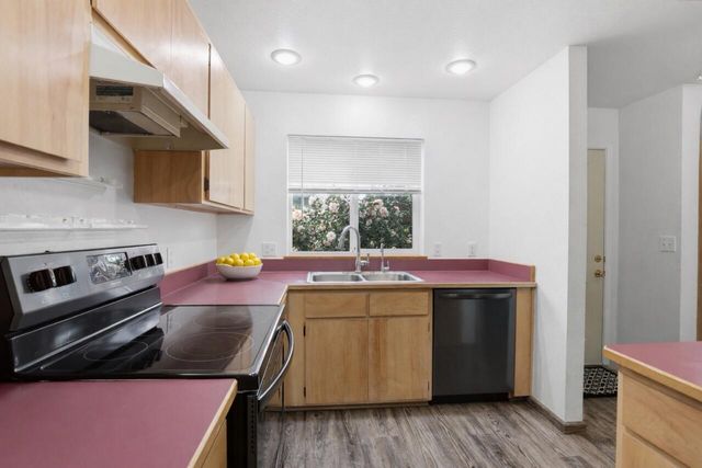 467 Tulipan Way, Talent, OR 97540