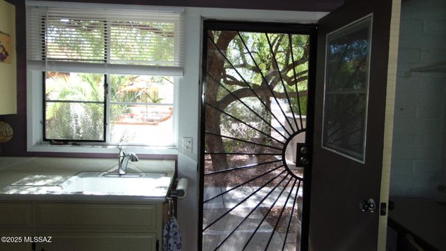 211 W Camino Manzana Unit B, Green Valley, AZ 85614