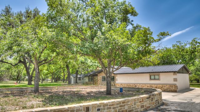 727 Leakey Springs Rd, Leakey, TX 78873