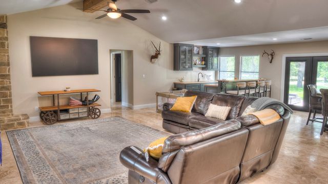 727 Leakey Springs Rd, Leakey, TX 78873