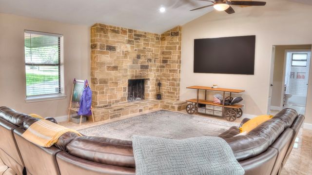 727 Leakey Springs Rd, Leakey, TX 78873