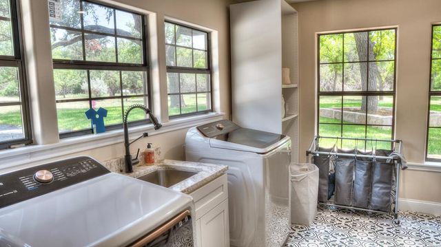 727 Leakey Springs Rd, Leakey, TX 78873