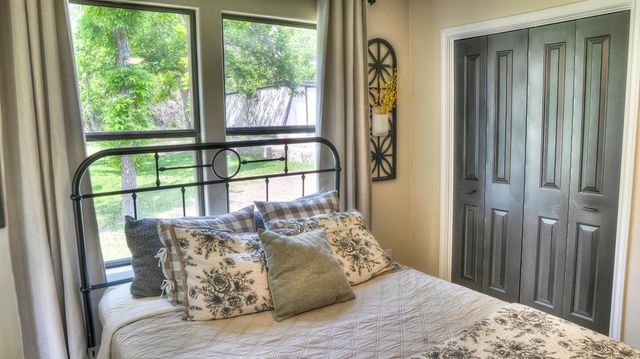 727 Leakey Springs Rd, Leakey, TX 78873