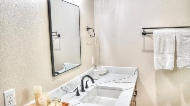 727 Leakey Springs Rd, Leakey, TX 78873